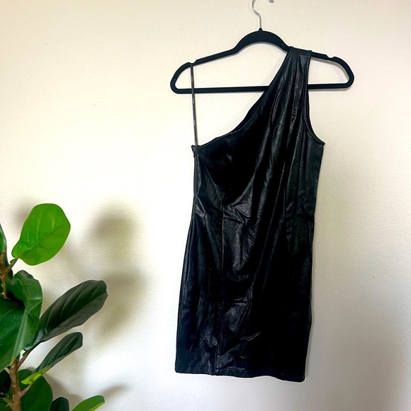 Chic Black One-Shoulder Mini Dress - Picture 1 of 3